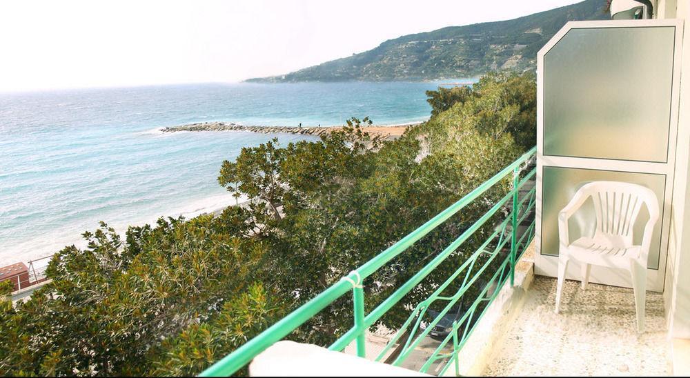 Albergo Savoia Ospedaletti Bagian luar foto