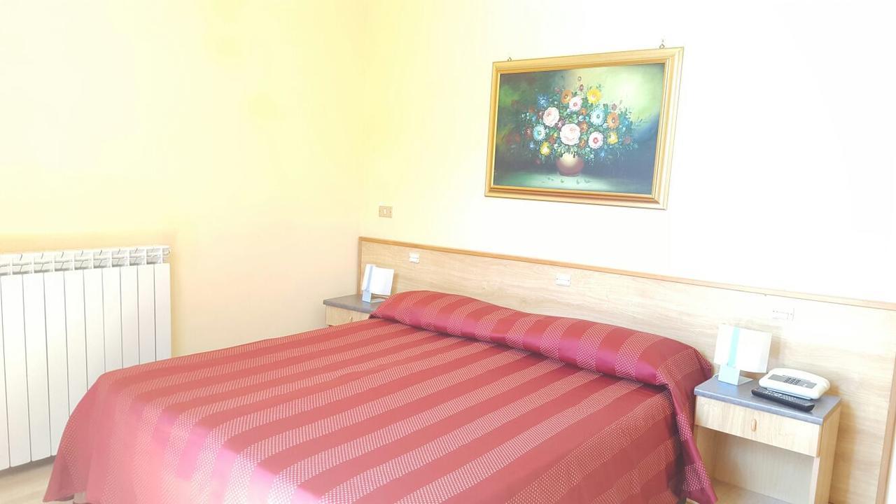 Albergo Savoia Ospedaletti Bagian luar foto