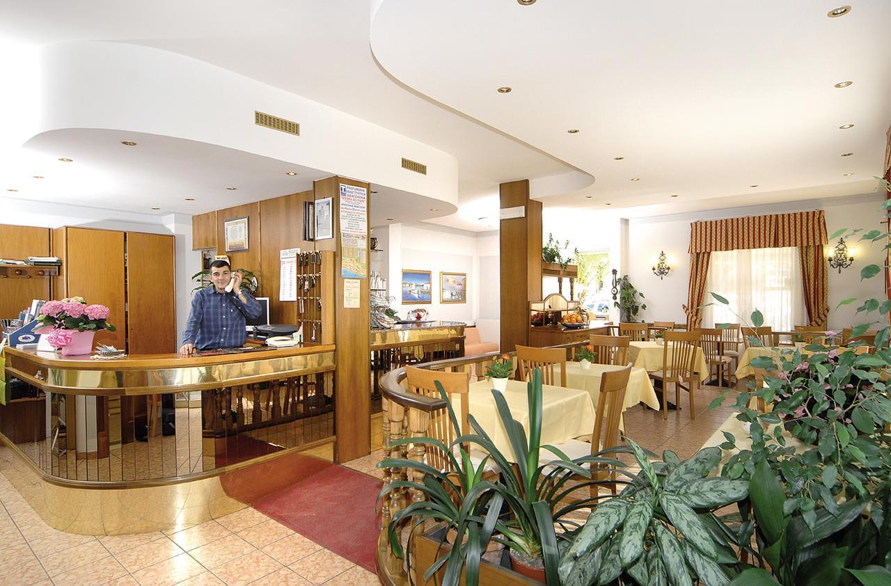 Albergo Savoia Ospedaletti Bagian luar foto