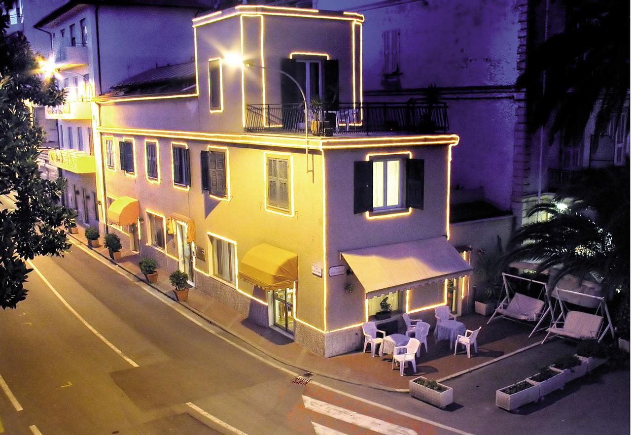 Albergo Savoia Ospedaletti Bagian luar foto