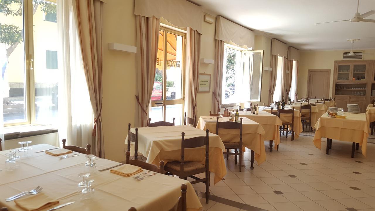 Albergo Savoia Ospedaletti Bagian luar foto
